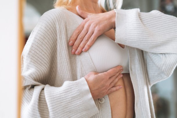 oudere vrouw met kleinere borsten
