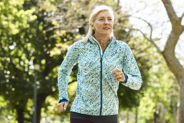 oudere vrouw hardlopen