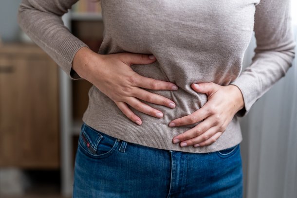 vrouw met buikpijn