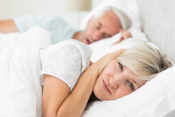 vrouw heeft last van snurken man