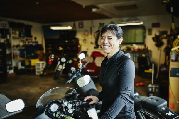 Vrouw werkt in garage aan motor