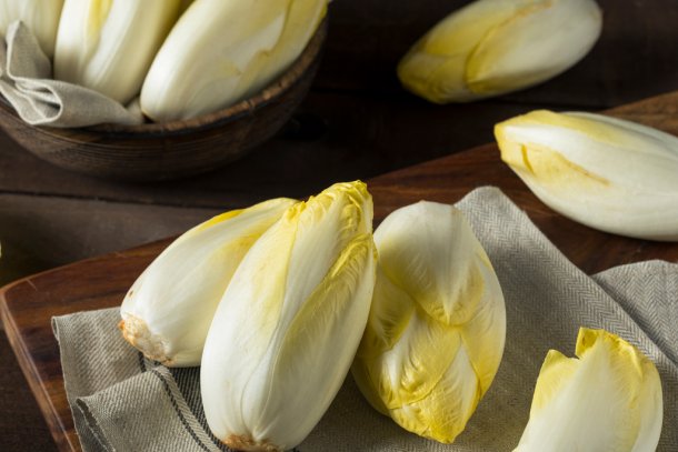 Lekkere lentegroente witlof op houten plank