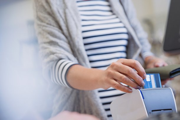 Vrouw pint met haar pas 