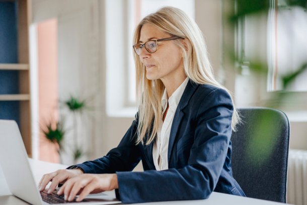 Werkende vrouw achter laptop