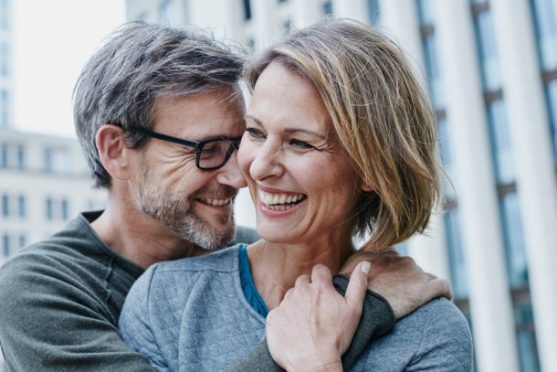 Vrolijk stel, lachend buiten met mooi weer