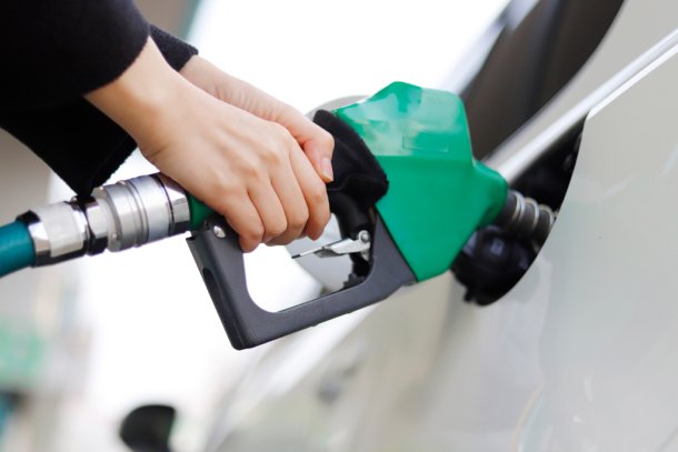 Vrouw tankt haar auto vol aan de pomp