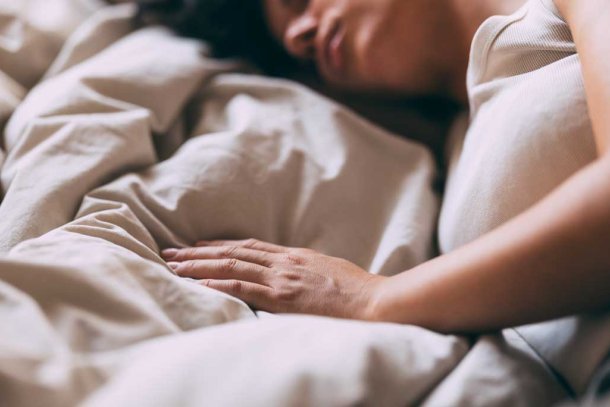 Vrouw ligt ontspannen in bed