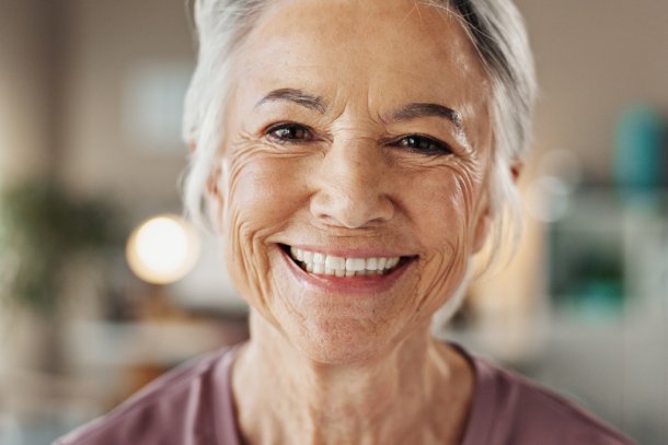oudere vrouw met mooie lach
