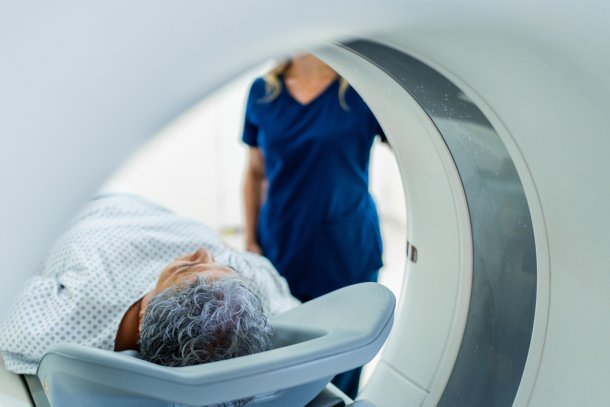 man in een mri-scan begeleiding van verpleegkundige