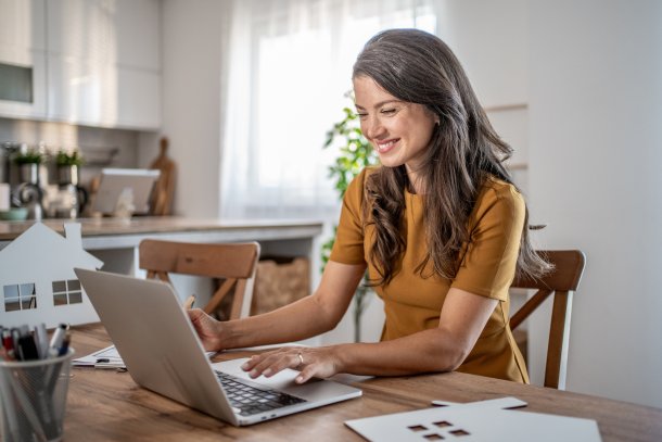 Taxateur aan het werk achter laptop