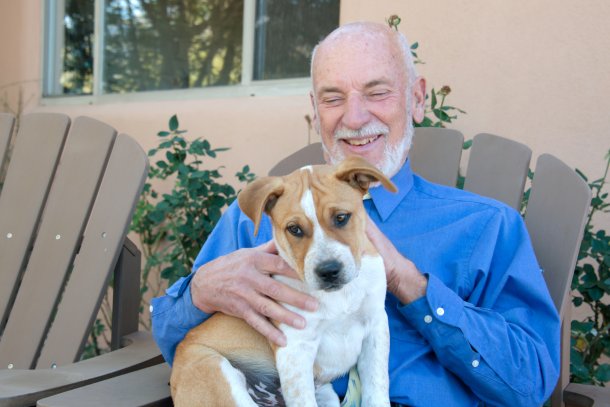 Hond op schoot bij man